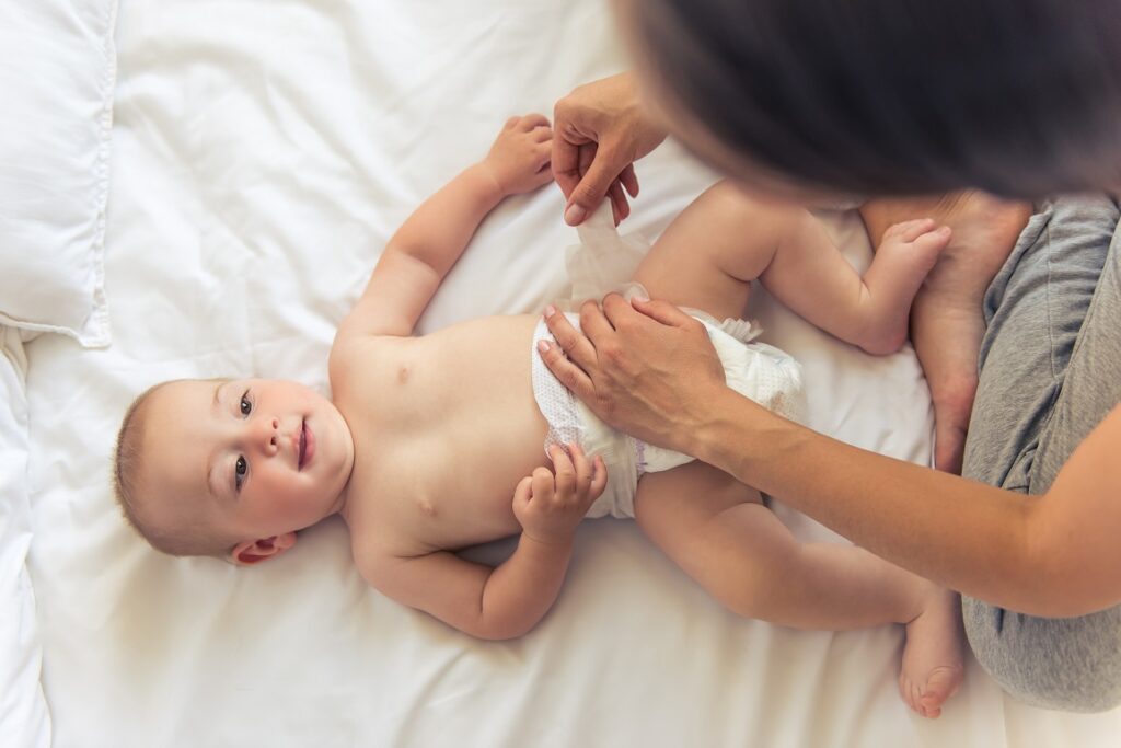 Observe as fraldas do bebê e descubra problemas antecipadamente