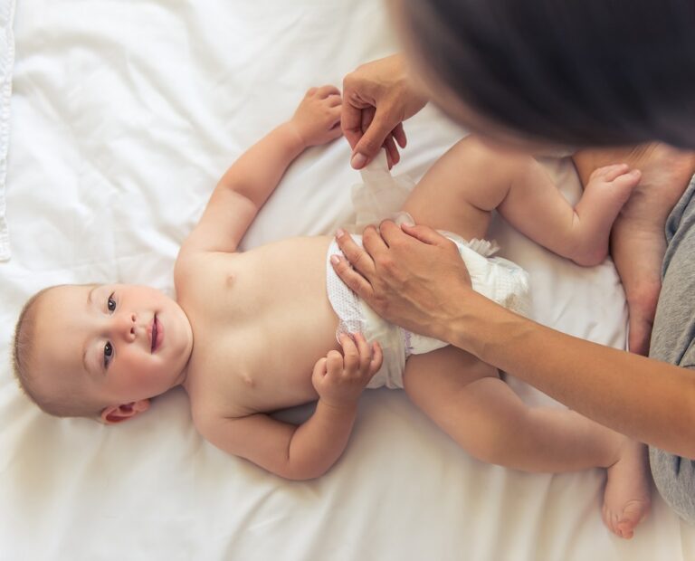 Observe as fraldas do bebê e descubra problemas antecipadamente